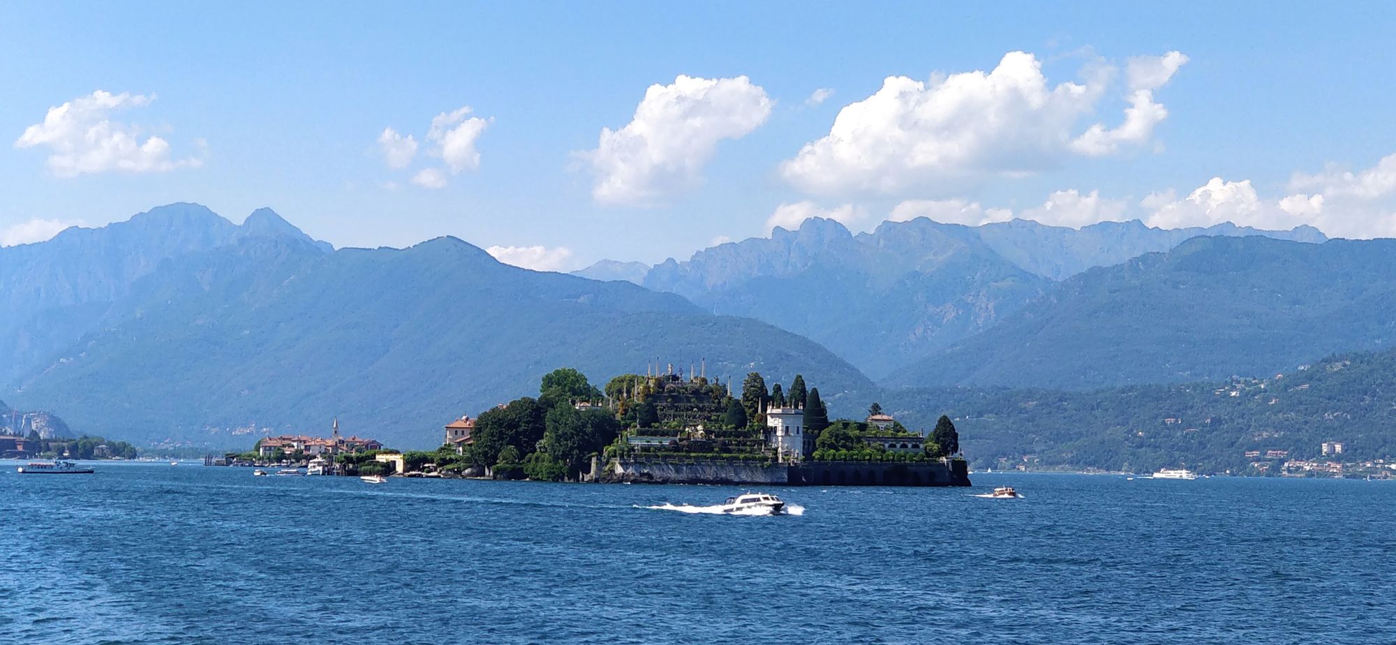 Cosa c'è al centro del lago Maggiore?